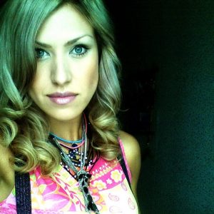 Soirée qui traîne, envie de rire Farah - rencontre-Teen-Angoulême