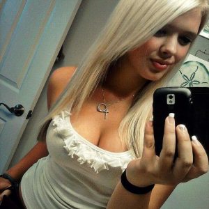 Tu cherchais une fille qui a les deux pieds dans la vraie vie ? Romane - rencontre-MILF-Hyères