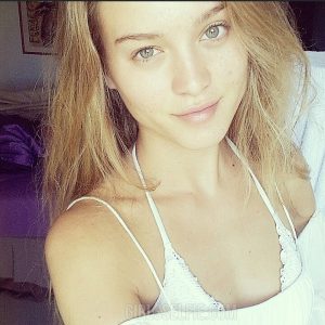Tous les matins nu au jardin Élodie - rencontre-Naturiste-Martigues